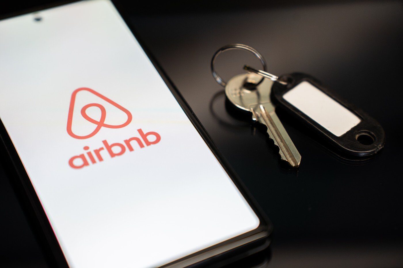 Airbnb intră pe piața transportului privat: oferă transferuri auto în peste 125 de orașe Platforma de închirieri Airbnb face un pas important în extinderea serviciilor oferite, lansând o nouă categorie dedicată transferurilor private cu mașina