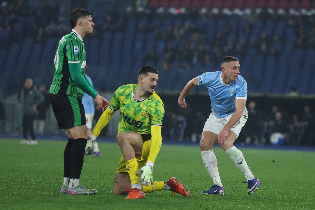 Lazio Roma învinge Sassuolo într-un meci spectaculos, urcă în clasament Lazio Roma a reușit să obțină o victorie importantă pe teren propriu în fața echipei Sassuolo, scor 2-1, în cadrul etapei a 28-a din Serie A