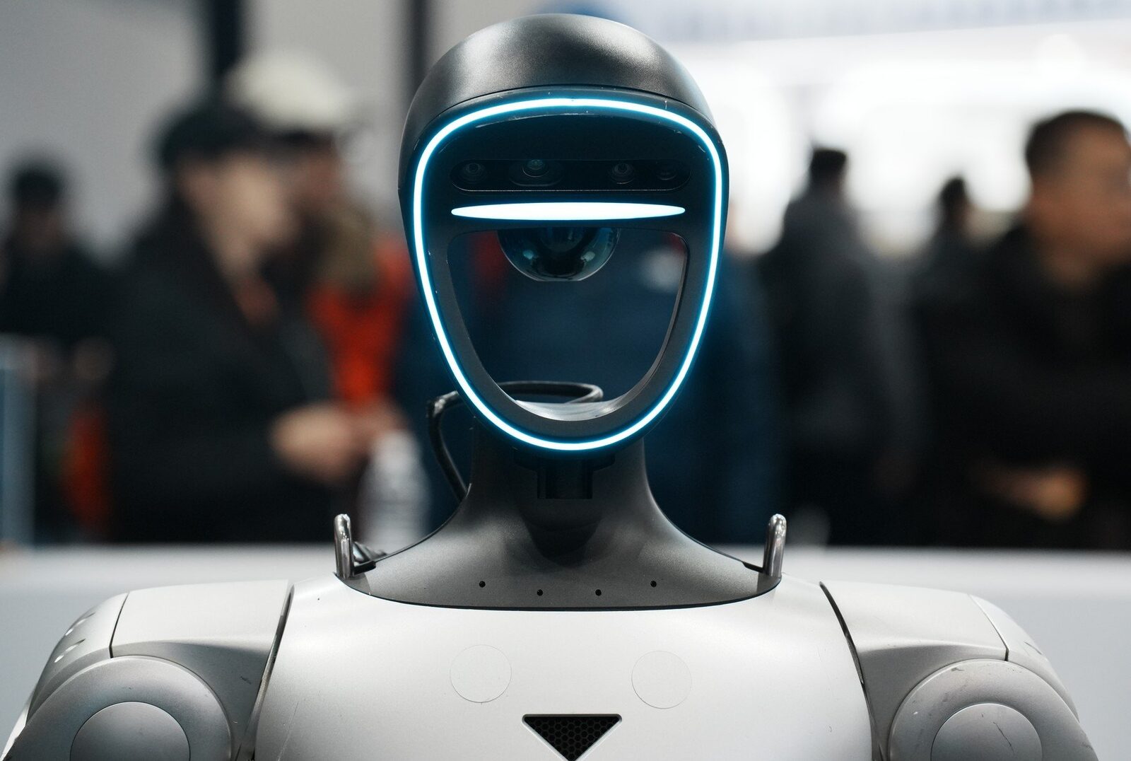 Un robot dansator dintr-un restaurant chinezesc din California a provocat haos, spărgând farfurii și împrăștiind bețișoarele pentru mâncat, în loc să ofere o demonstrație de dans programată