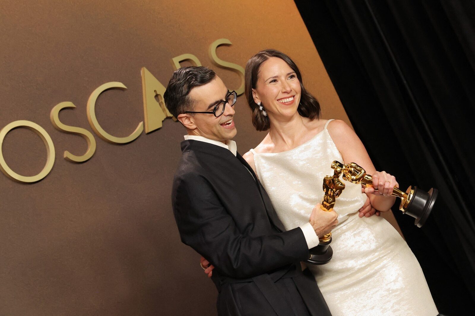 O româncă, pe podiumul Oscarurilor: Natalie Musteață a împărțit premiul pentru cel mai bun scurtmetraj Natalie Musteață, o cineastă de origine română stabilită la New York, a reușit o performanță notabilă la gala Premiilor Oscar din 2026