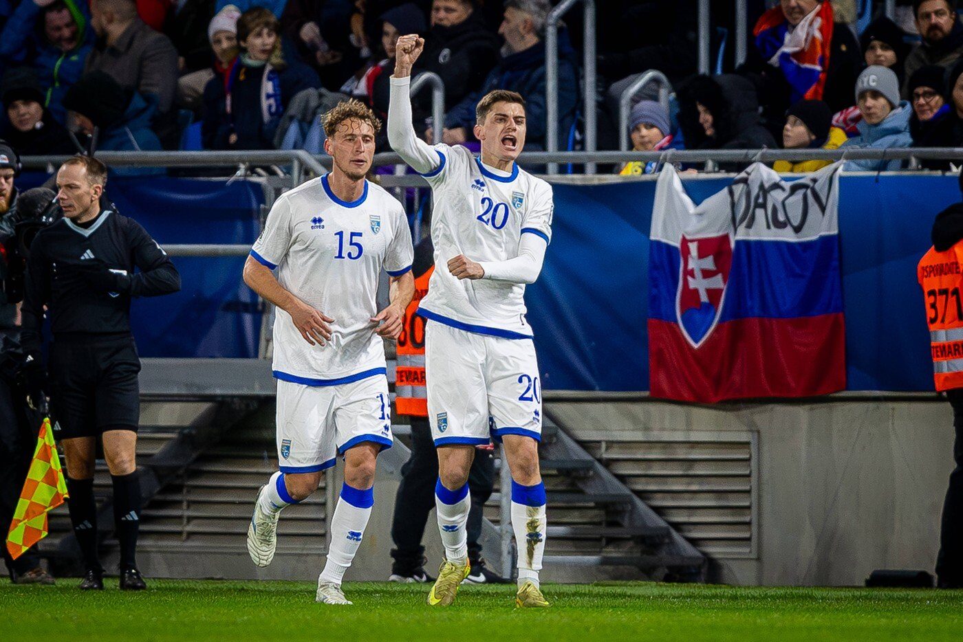 Kosovo, la un pas de istorie: Victorie surprinzătoare în fața Slovaciei și duel cu Turcia pentru un loc la Cupa Mondială Naționala de fotbal a Kosovo a produs o surpriză majoră în semifinalele barajului de calificare pentru Cupa Mondială 2026, învingând clar selecționata Slovaciei cu scorul de 4-3