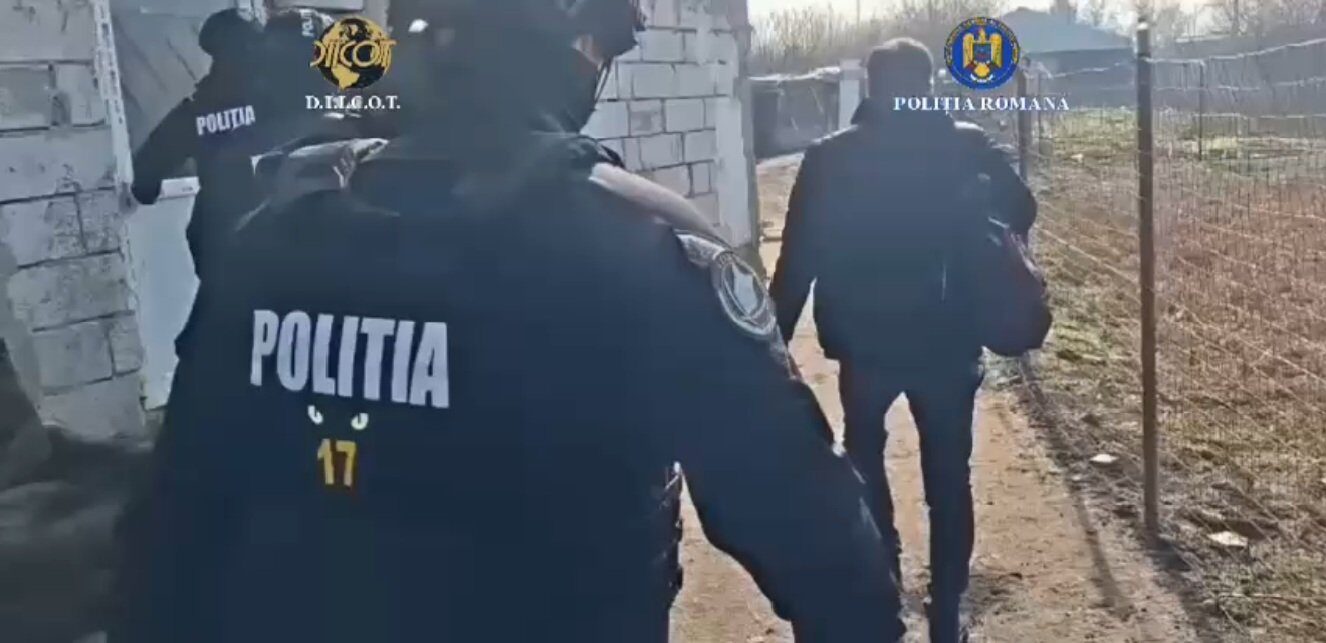 Trei persoane reținute în Teleorman pentru trafic de minori și exploatare sexuală Procurorii DIICOT Teleorman au reținut trei persoane, dintre care doi minori în vârstă de 16 ani, pentru trafic de minori, acces ilegal la sisteme informatice, alterarea datelor informatice și furt calificat