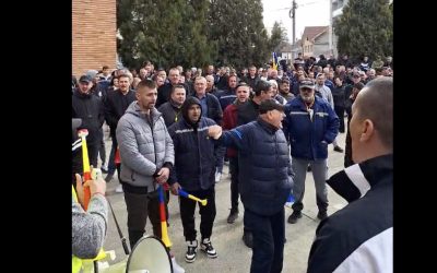 Proteste la Târgu Jiu: Minerii cer demisii și prelungirea contractelor A treia zi consecutivă de proteste la Târgu Jiu, unde salariații Complexului Energetic Oltenia (CEO) își exprimă nemulțumirea față de conducerea companiei și față de planul de disponibilizări colective