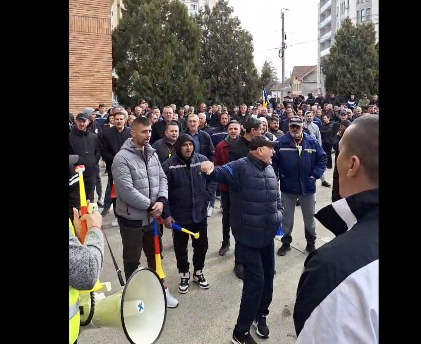 Proteste la Târgu Jiu: Minerii cer demisii și prelungirea contractelor A treia zi consecutivă de proteste la Târgu Jiu, unde salariații Complexului Energetic Oltenia (CEO) își exprimă nemulțumirea față de conducerea companiei și față de planul de disponibilizări colective