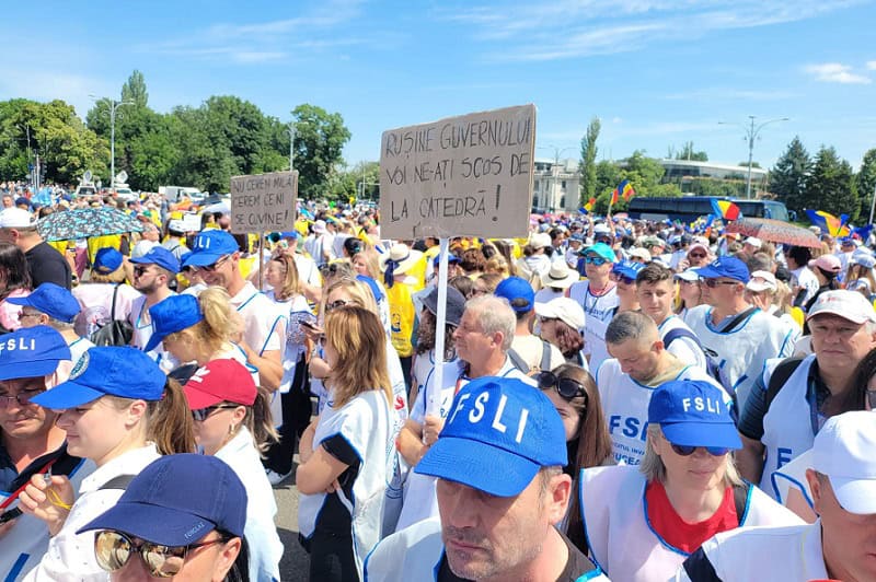 Peste 73.000 de profesori refuză simulările examenelor naționale Peste 73.000 de cadre didactice, reprezentând mai bine de jumătate dintre membrii a două importante federații sindicale din învățământ, au decis să nu participe la simulările pentru examenele naționale