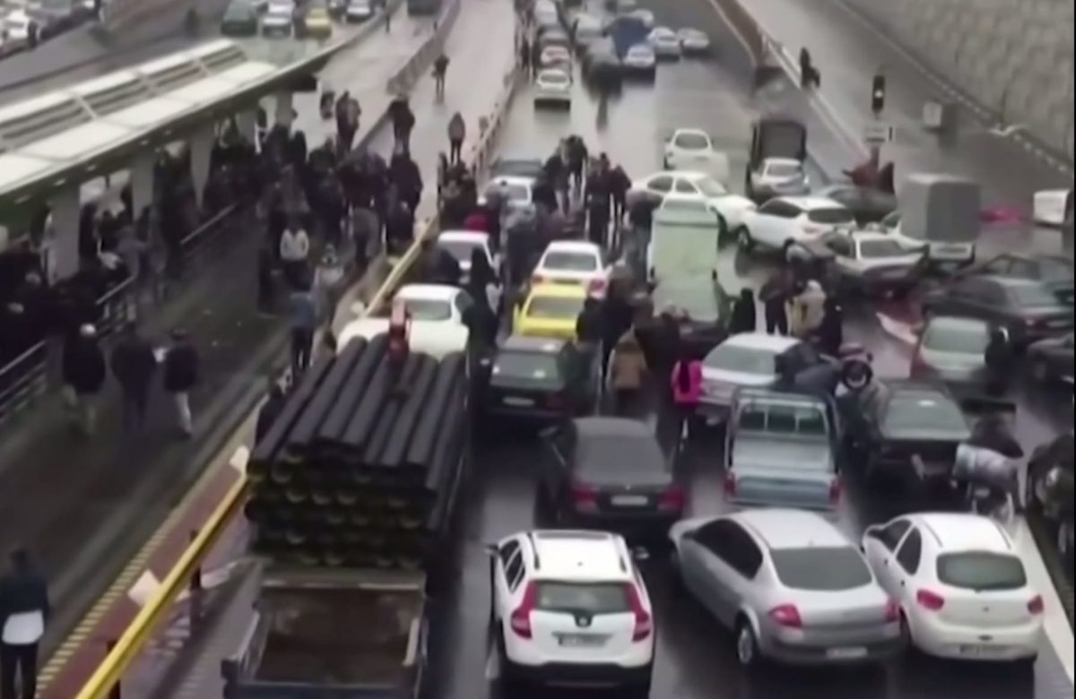 Inflația din Iran atinge cote alarmante, pe fondul tensiunilor regionale Rata anuală a inflației în Iran a crescut la 50,6% la jumătatea lunii martie, marcând o creștere de trei puncte procentuale față de luna precedentă