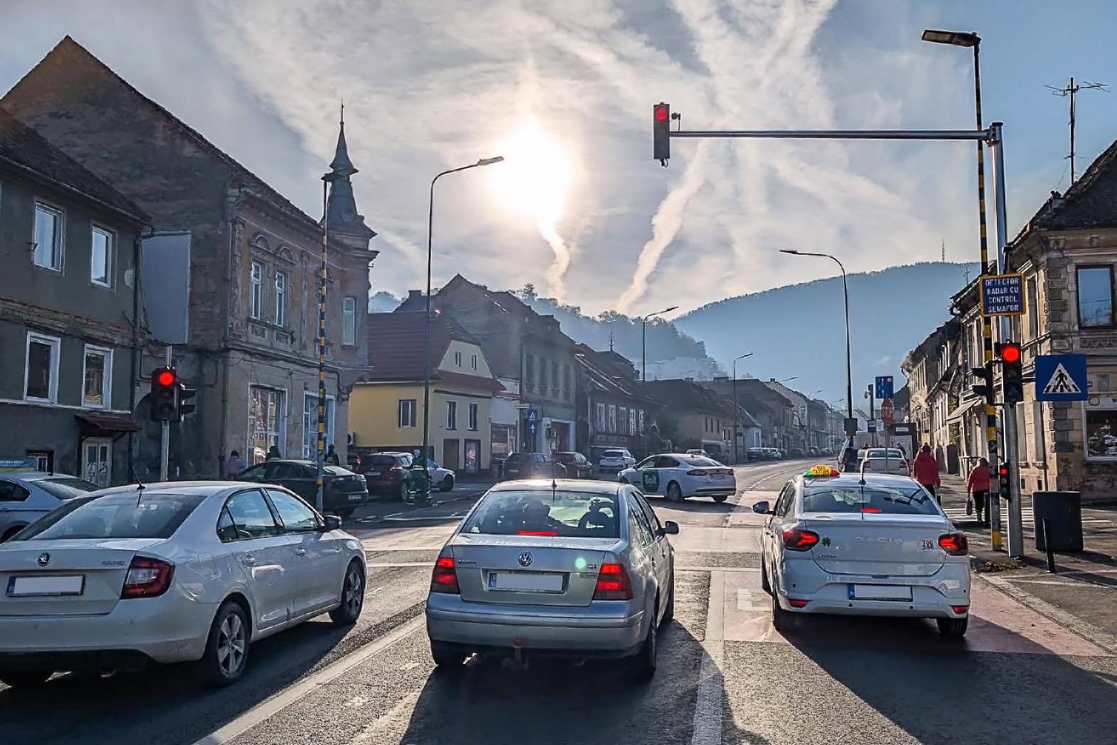 Brașovul introduce radare inovatoare și măsuri pentru siguranța rutieră Brașovul implementează un sistem inovator de control al vitezei pentru a crește siguranța rutieră, conform anunțului Primăriei