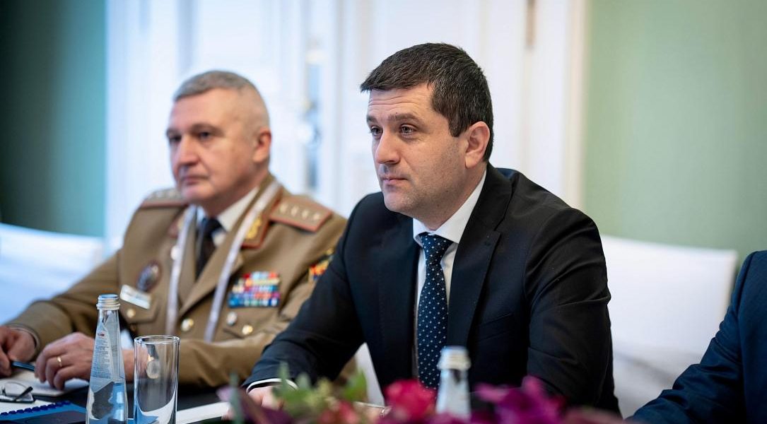 Radu Miruță: România nu este co-beligerantă în operațiunile SUA și Israel în Iran Ministrul Apărării Naționale, Radu Miruță, a declarat într-un interviu pentru Euronews că România nu devine „co-beligerantă” în eventualele acțiuni militare ale Statelor Unite și Israelului împotriva Iranului, prin permiterea utilizării bazelor militare românești de către avioanele americane