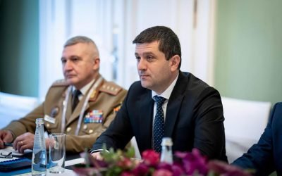Radu Miruță: România nu este co-beligerantă în operațiunile SUA și Israel în Iran Ministrul Apărării Naționale, Radu Miruță, a declarat într-un interviu pentru Euronews că România nu devine „co-beligerantă” în eventualele acțiuni militare ale Statelor Unite și Israelului împotriva Iranului, prin permiterea utilizării bazelor militare românești de către avioanele americane