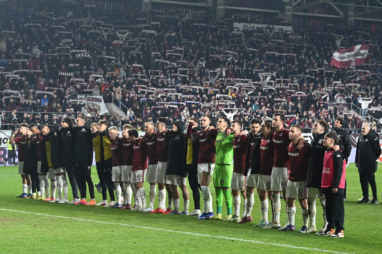 Rapid a învins Dinamo într-un meci tensionat, marcat de controverse de arbitraj Rapid a învins Dinamo cu scorul de 3-2 într-un meci disputat pe stadionul Giulești, consolidându-și poziția în clasament