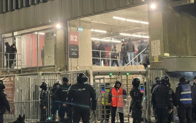 Percheziții, amenzi și interdicții după incidentele de la meciul Rapid – Petrolul Incidentele violente care au avut loc la meciul de fotbal dintre Rapid București și Petrolul Ploiești au dus la percheziții, amenzi de peste 90.000 de lei și interzicerea accesului la competiții sportive pentru mai multe persoane