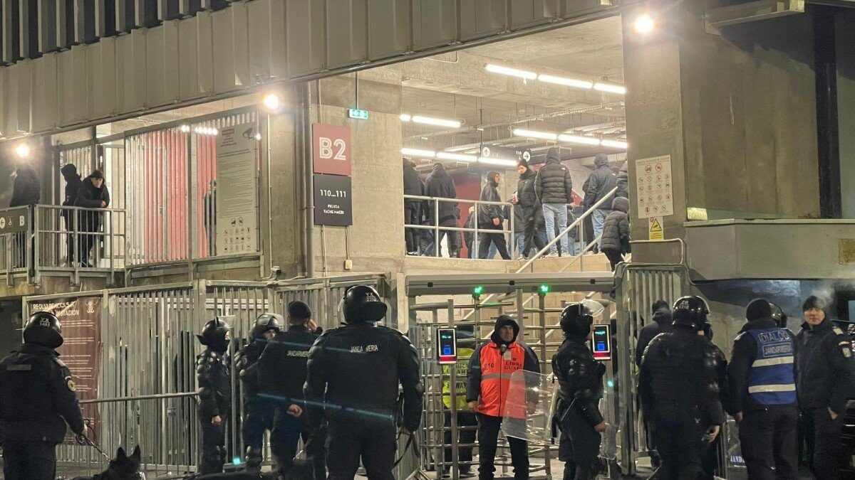 Percheziții, amenzi și interdicții după incidentele de la meciul Rapid – Petrolul Incidentele violente care au avut loc la meciul de fotbal dintre Rapid București și Petrolul Ploiești au dus la percheziții, amenzi de peste 90.000 de lei și interzicerea accesului la competiții sportive pentru mai multe persoane
