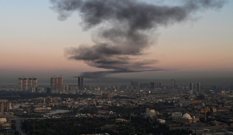 Reformulează acest titlu în stil jurnalistic românesc, 55-70 caractere, informativ și direct. Fără clișee sau formule introductive. Titlu: LIVE / Atacul asupra Iranului – ziua a doua: Confirmarea morții liderului suprem și a mai multor lideri militari