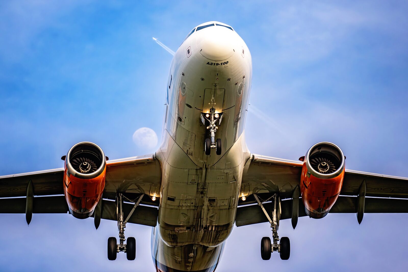 Relaxare la controalele de securitate pe aeroporturile bucureștene: lichidele mai mari, permise în bagajul de mână Pasagerii care călătoresc de pe Aeroportul Internațional „Henri Coandă” din Otopeni și de pe Aeroportul Internațional București Băneasa – „Aurel Vlaicu” pot transporta, începând de miercuri, 11 martie, lichide, aerosoli și geluri în recipiente de până la 2 litri în bagajul de mână