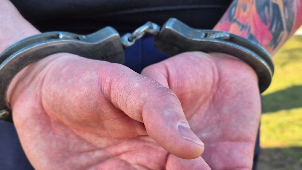Bunicul adolescentului ucis la Cenei, plasat sub control judiciar Judecătoria Timișoara a decis plasarea sub control judiciar pentru 60 de zile a bunicului lui Mario, minorul de 15 ani ucis în ianuarie în comuna Cenei