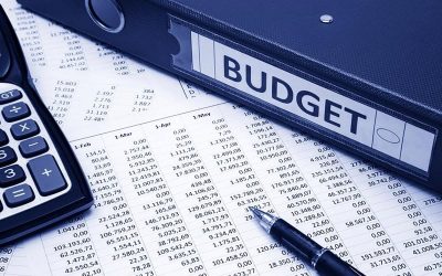 Deficitul bugetar al României a scăzut, dar investițiile au suferit în primele luni ale anului Deficitul bugetar al României a atins 14,23 miliarde de lei (0,7% din PIB) în februarie, o scădere semnificativă față de aceeași perioadă a anului 2025, când acesta se situa la 28,2 miliarde de lei