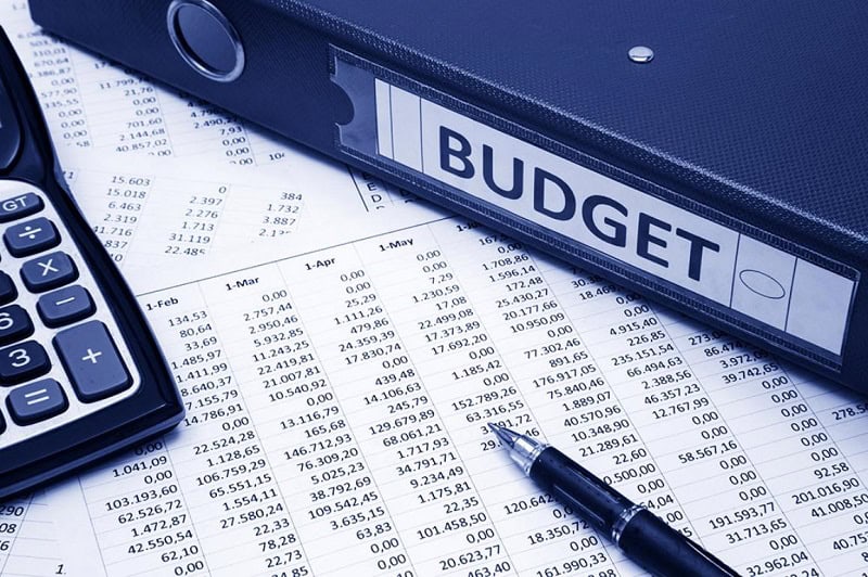 Deficitul bugetar al României a scăzut, dar investițiile au suferit în primele luni ale anului Deficitul bugetar al României a atins 14,23 miliarde de lei (0,7% din PIB) în februarie, o scădere semnificativă față de aceeași perioadă a anului 2025, când acesta se situa la 28,2 miliarde de lei