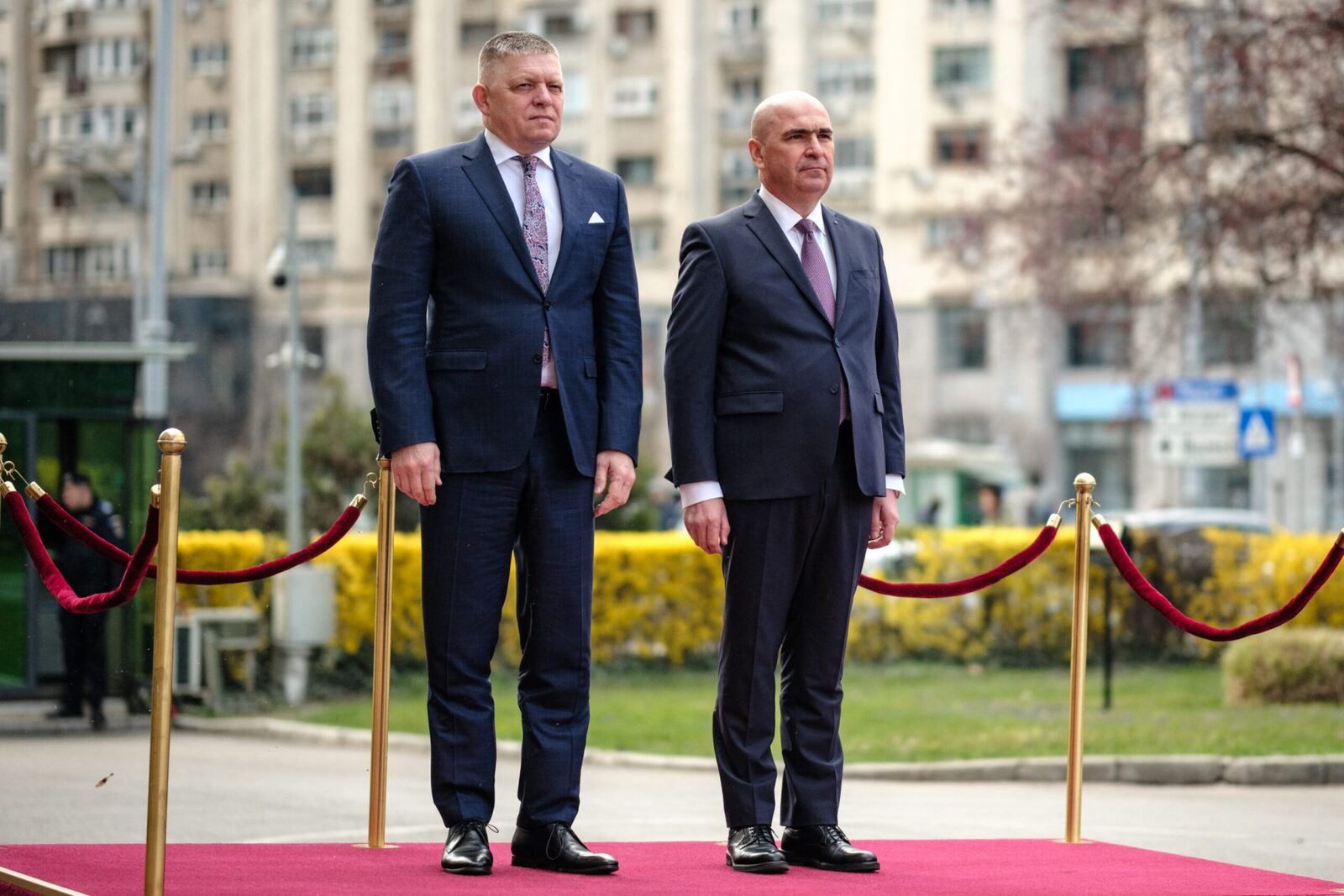 Fico, la București: Cooperare bilaterală în apărare, energie și cultură Premierul Slovaciei, Robert Fico, a efectuat o vizită oficială la București, unde a discutat cu omologii români despre extinderea colaborării în domenii-cheie precum apărarea, energia și cultura