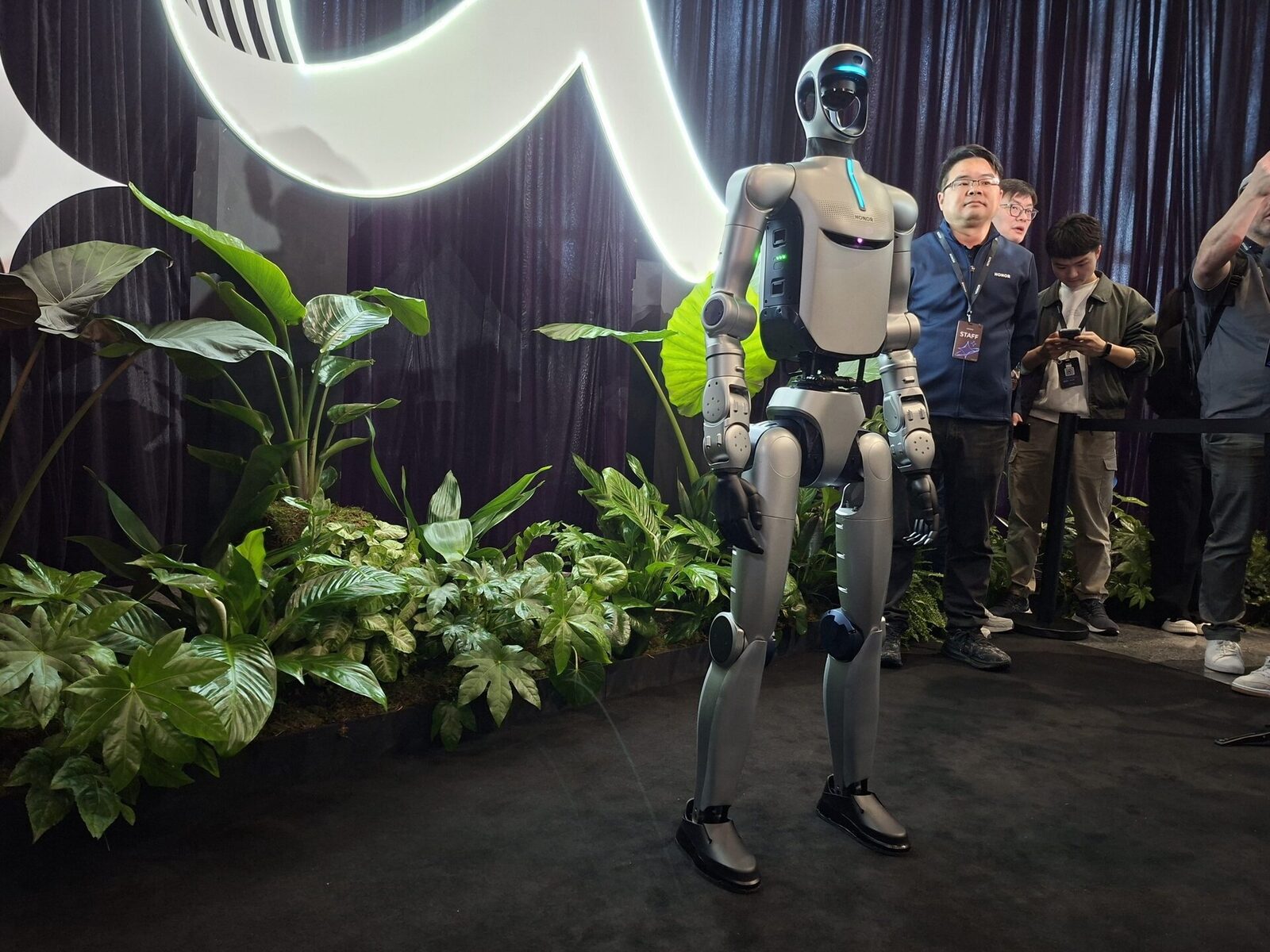 Honor prezintă robotul umanoid AI, l-a pus să danseze pe scenă (FOTO/VIDEO)