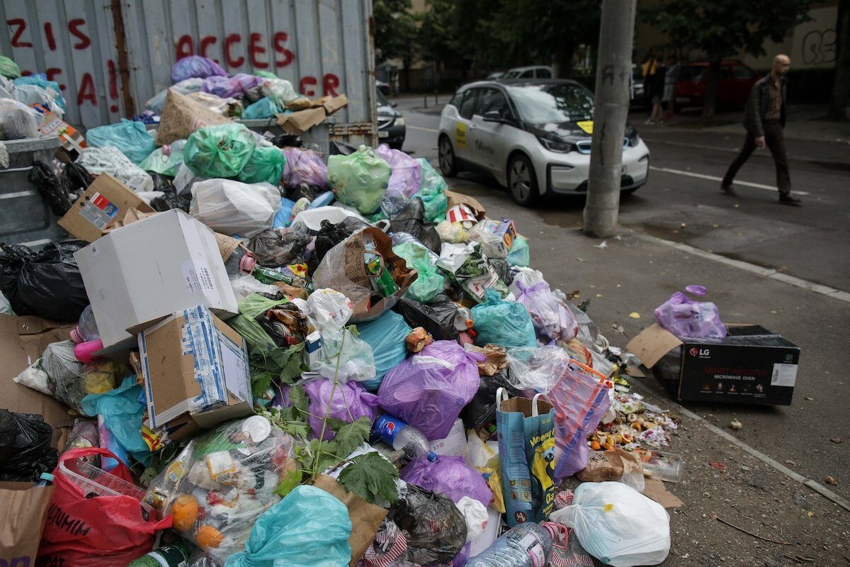 Sectorul 1 își face firmă de curățenie și dezăpezire, colectarea gunoiului rămâne la privați Primăria Sectorului 1 intenționează să înființeze o companie proprie care să se ocupe de curățenia străzilor și de deszăpezire