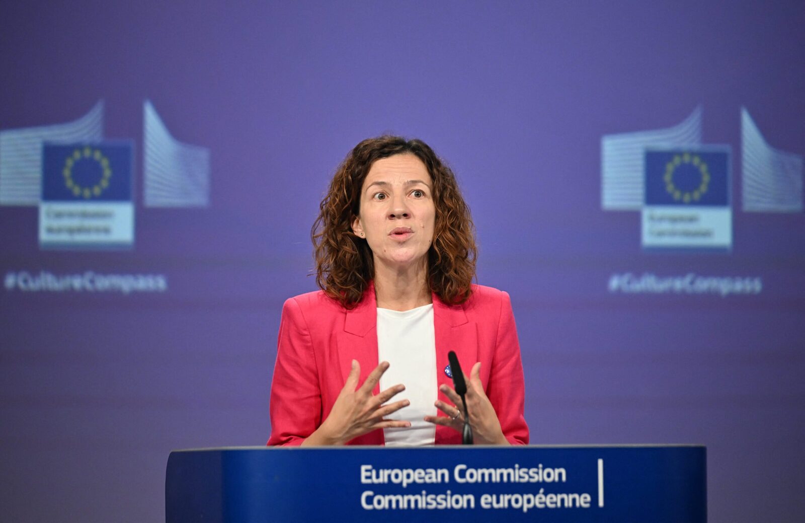 România solicită activarea mecanismului european de protecție civilă pentru repatrierea cetățenilor afectați de război Vicepreședinta Comisiei Europene, Roxana Mînzatu, a anunțat că România se numără printre statele membre ale Uniunii Europene care au solicitat activarea mecanismului de protecție civilă