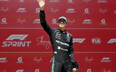 Russell domină sprintul din China, Leclerc și Hamilton pe podium Shanghai, China – George Russell, pilotul Mercedes, a obținut o victorie impresionantă în sprintul de sâmbătă de la Marele Premiu al Chinei, depășind concurența acerbă a lui Charles Leclerc (Ferrari) și a lui Lewis Hamilton (Mercedes)