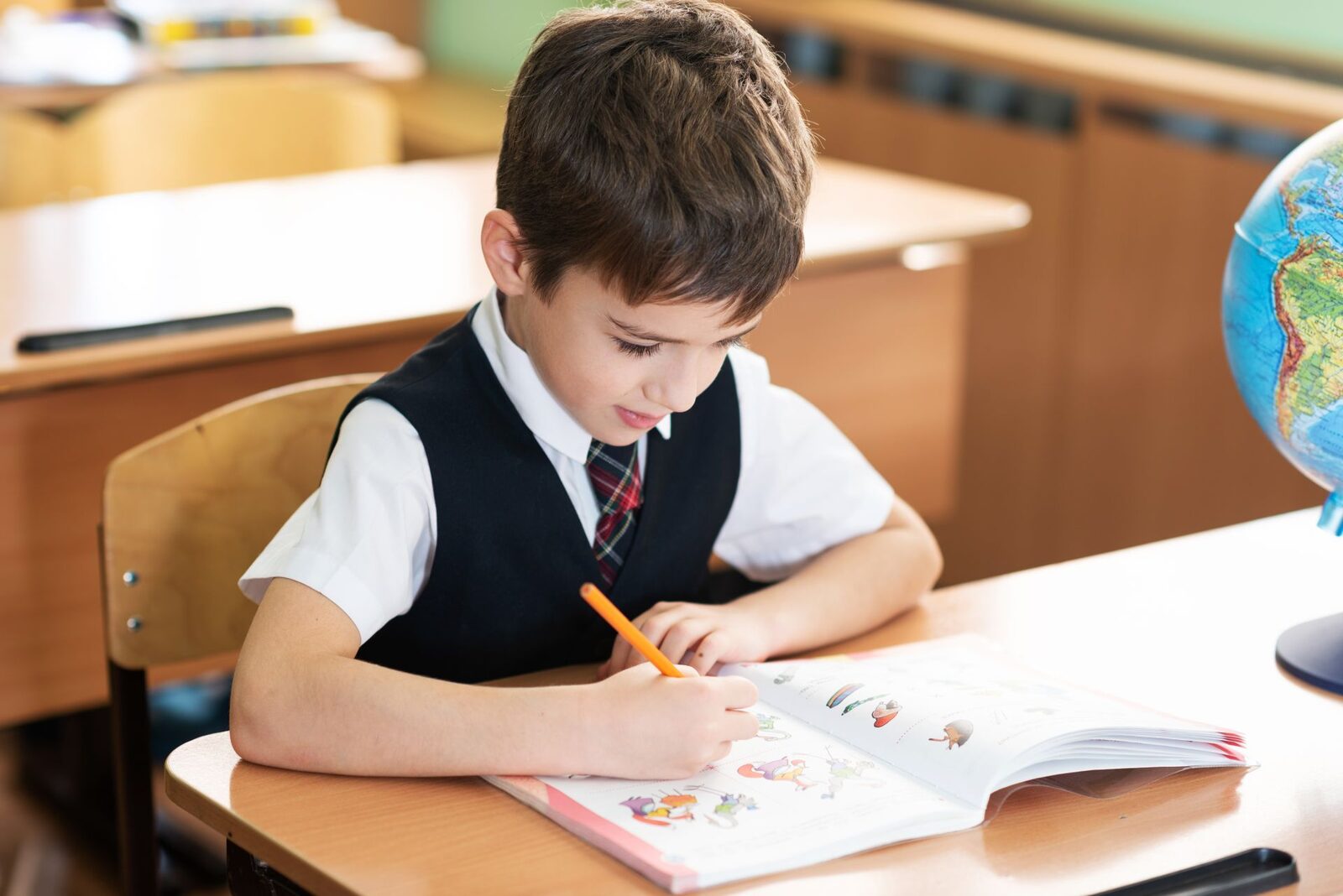 Școala mai târziu, un beneficiu pentru adolescenți? Un studiu elvețian oferă noi perspective Un studiu recent sugerează că ora de începere a cursurilor școlare ar trebui decalată pentru elevii de liceu