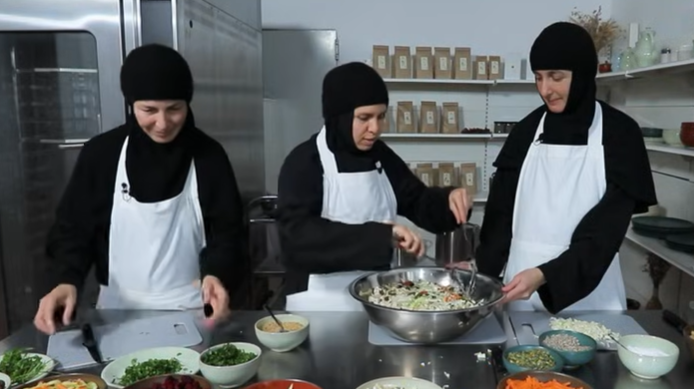Salata de post, rețeta măicuțelor de la Mănăstirea Nera, un deliciu simplu și hrănitor În perioada Postului Mare, mulți credincioși caută preparate culinare care să susțină atât sănătatea fizică, cât și echilibrul spiritual