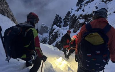 Turist în Șort sub zăpadă de-o jumătate de metru pe munte