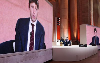 Sam Altman, CEO-ul OpenAI, compară inteligența artificială cu electricitatea și plănuiește să „încaseze facturile” Sam Altman, directorul executiv al OpenAI, a făcut o declarație controversată despre viitorul inteligenței artificiale, comparând-o cu o utilitate precum electricitatea sau apa