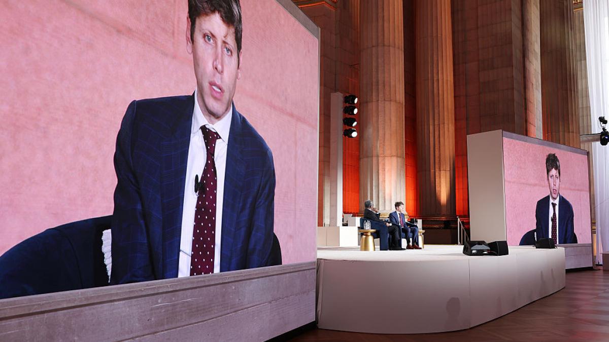 Sam Altman, CEO-ul OpenAI, compară inteligența artificială cu electricitatea și plănuiește să „încaseze facturile” Sam Altman, directorul executiv al OpenAI, a făcut o declarație controversată despre viitorul inteligenței artificiale, comparând-o cu o utilitate precum electricitatea sau apa