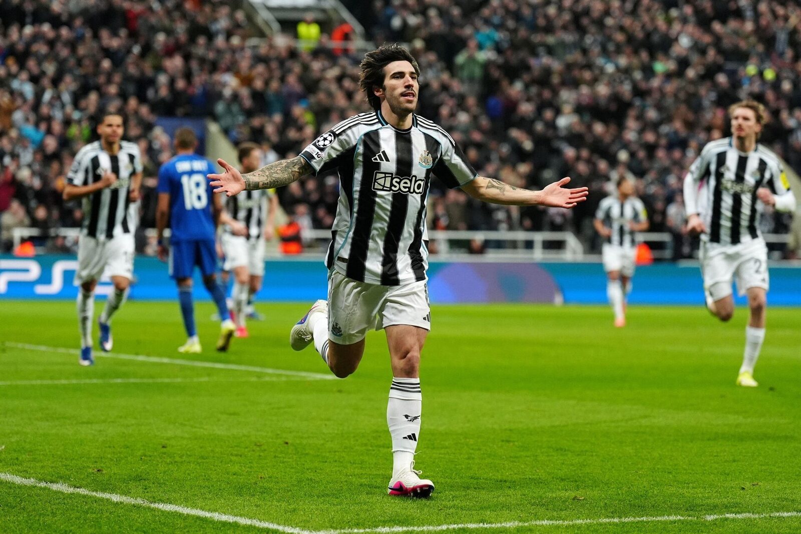 Sandro Tonali, pe punctul de a ajunge la Arsenal: Newcastle cere 100 de milioane de euro Mijlocașul italian Sandro Tonali, suspendat 10 luni în 2024 pentru implicarea în pariuri sportive, ar putea face un transfer spectaculos la Arsenal, actualul lider din Premier League