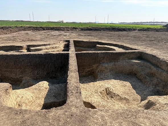 Vestigii Sarmate Descoperite pe Șantierul Centurii de Vest a Timișoarei Pe șantierul viitoarei Centuri de Vest a municipiului Timișoara au fost identificate mai multe zone cu vestigii Sarmate, datând din secolele al II-lea și al III-lea