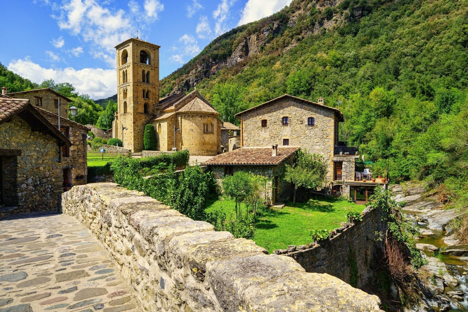 Satul medieval uitat de lume cheamă turiștii: Salvați comoara!