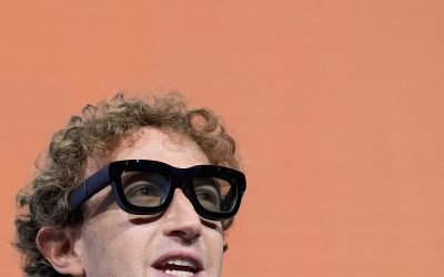 Scandalul ochelarilor inteligenți Meta: Autoritățile britanice cer explicații Autoritatea britanică pentru protecția datelor (ICO) a inițiat o investigație privind modul în care compania Meta gestionează imaginile și videoclipurile captate de ochelarii săi inteligenți Ray-Ban