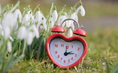 România trece la ora de vară în 2026: Ce riscuri prezintă schimbarea fusului orar În noaptea de sâmbătă, 28 martie, spre duminică, 29 martie 2026, românii își vor da ceasurile înainte cu o oră, marcând trecerea la ora de vară