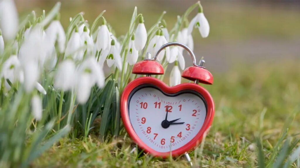 România trece la ora de vară în 2026: Ce riscuri prezintă schimbarea fusului orar În noaptea de sâmbătă, 28 martie, spre duminică, 29 martie 2026, românii își vor da ceasurile înainte cu o oră, marcând trecerea la ora de vară