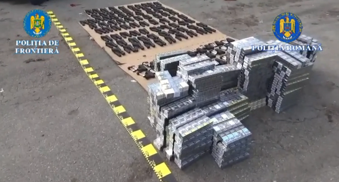 Descoperire spectaculoasă la Calafat: Polițiștii au găsit arme și țigări într-un camion turcesc Polițiștii de frontieră din Giurgiu, împreună cu omologii bulgari și vameșii din Craiova, au făcut o descoperire importantă la punctul de trecere a frontierei Calafat
