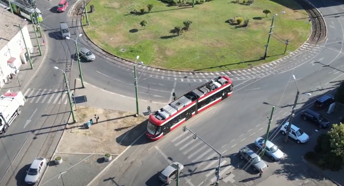 Arad: Transportul public devine mai accesibil pentru cetățeni Municipiul Arad propune o măsură menită să ușureze povara costurilor pentru locuitori, într-un context economic marcat de scumpirea carburanților