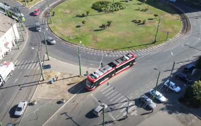 Arad: Transportul public devine mai accesibil pentru cetățeni Municipiul Arad propune o măsură menită să ușureze povara costurilor pentru locuitori, într-un context economic marcat de scumpirea carburanților