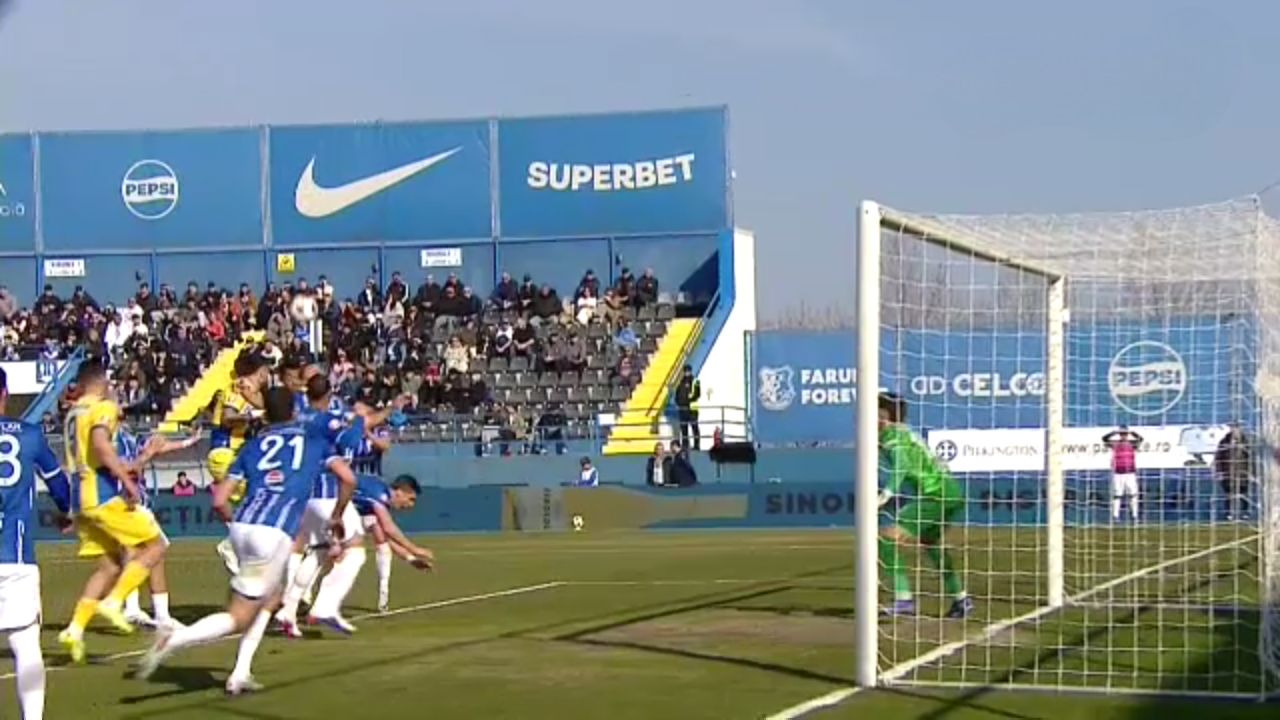 Farul Constanța conduce Petrolul Ploiești la pauză Meciul dintre Farul Constanța și Petrolul Ploiești, disputat în cadrul Ligii 1, a intrat în pauză cu scorul de 1-0 pentru echipa gazdă