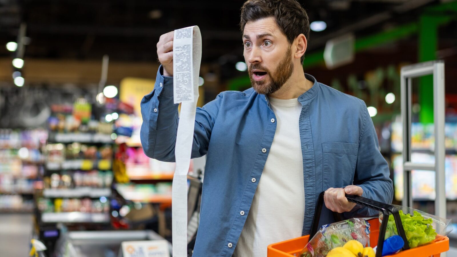 Războiul din Orientul Mijlociu și prețurile la alimente: ce ne așteaptă Vicepreședintele Asociației Naționale a Comercianților Mici și Mijlocii din România, Feliciu Paraschiv, a avertizat că războiul din Orientul Mijlociu ar putea genera o creștere semnificativă a prețurilor în România și o scădere a consumului