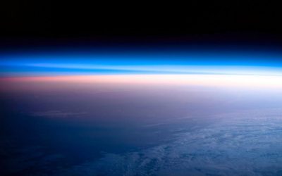 Un nou pericol de poluare? Sateliții trimiși în spațiu ar putea distruge stratul de ozon Activitatea spațială intensă, cu un număr record de lansări de sateliți, generează o problemă surprinzătoare: poluarea atmosferei terestre