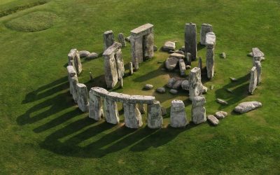 Stonehenge: Misterul Pietrei Altarului, dezlegat de o analiză mineralogică Cercetătorii au descoperit că Piatra Altarului de la Stonehenge, un bloc masiv de gresie, nu provine din Țara Galilor, așa cum se credea, ci din Scoția