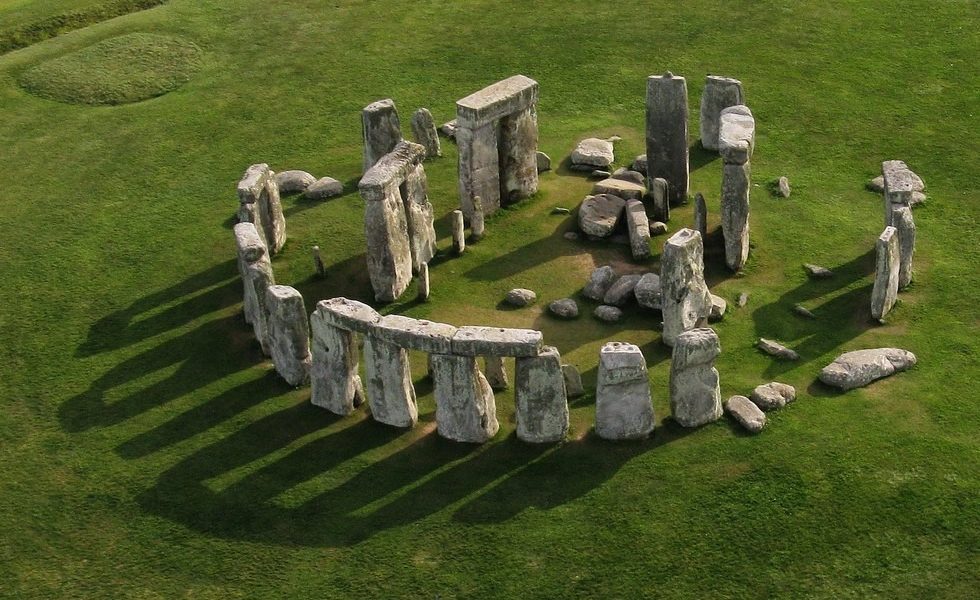 Stonehenge: Misterul Pietrei Altarului, dezlegat de o analiză mineralogică Cercetătorii au descoperit că Piatra Altarului de la Stonehenge, un bloc masiv de gresie, nu provine din Țara Galilor, așa cum se credea, ci din Scoția
