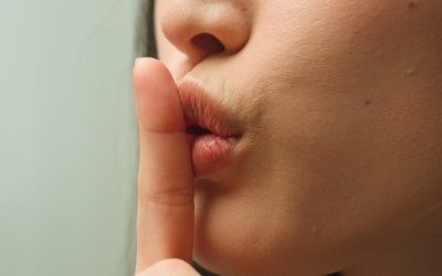 Câte secrete ascundem? Un nou studiu analizează impactul asupra vieții Un studiu recent, realizat de cercetători de la Universitatea din Melbourne, aprofundează tipurile de secrete pe care oamenii le păstrează și modul în care acestea influențează viața de zi cu zi