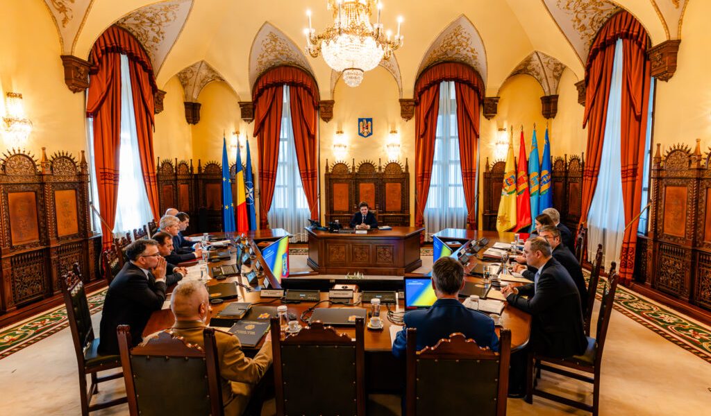 România va găzdui echipamente și forțe militare americane defensive Președintele Klaus Iohannis a anunțat, miercuri, că România va primi echipamente și forțe militare americane, în urma unei decizii luate în cadrul ședinței Consiliului Suprem de Apărare a Țării (CSAT)