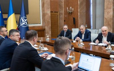Coaliția discută noi măsuri pentru prețul carburanților: Reducerea accizei, pe masă București – Liderii coaliției de guvernare se reunesc luni, la ora 13:00, pentru a discuta despre noi măsuri menite să diminueze prețul carburanților