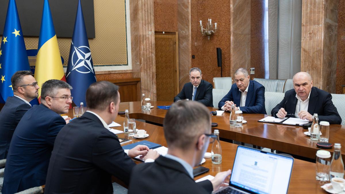 Coaliția discută noi măsuri pentru prețul carburanților: Reducerea accizei, pe masă București – Liderii coaliției de guvernare se reunesc luni, la ora 13:00, pentru a discuta despre noi măsuri menite să diminueze prețul carburanților