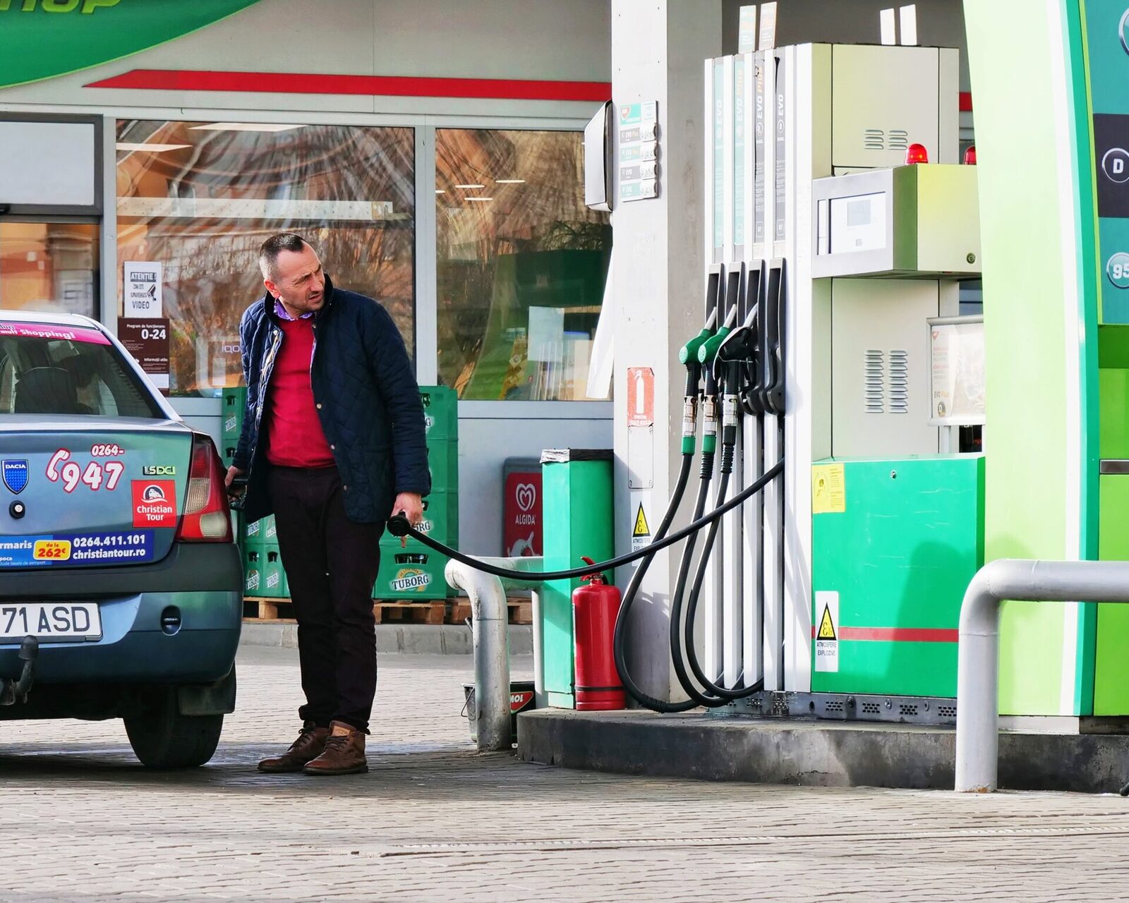 Scumpirea petrolului amenință să alimenteze inflația în România Conflictul prelungit dintre SUA și Iran ar putea majora inflația în România, atingând 5-5,5% până la finalul anului, potrivit avertismentelor lansate de Iulian Lolea, economistul-șef al Confederației Concordia